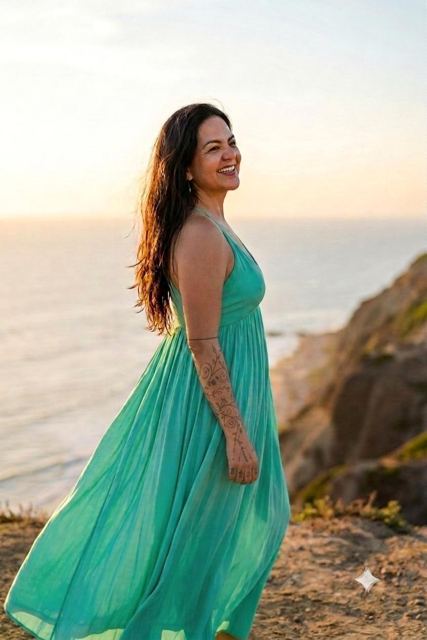 Larissa caminhando à beira-mar ao entardecer